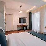 بيرليس فيلاز 3*